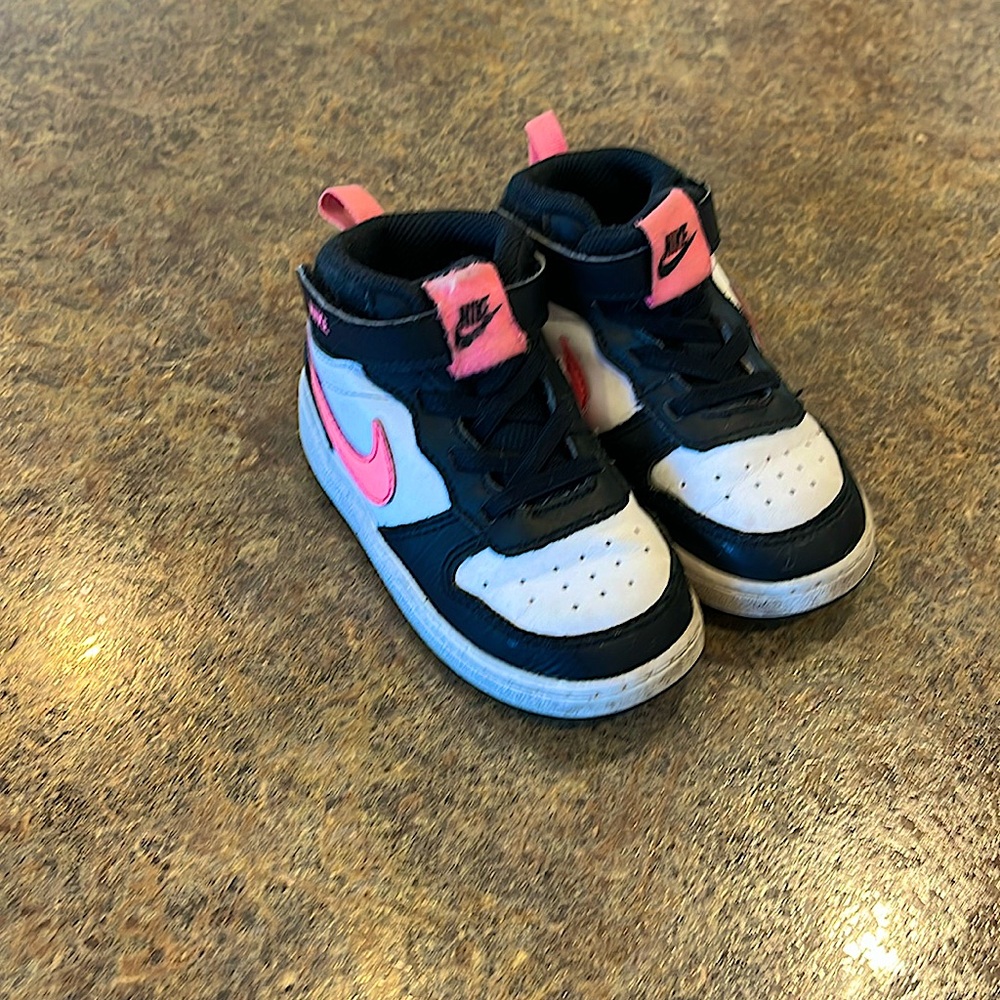 Nike girls Borough 2